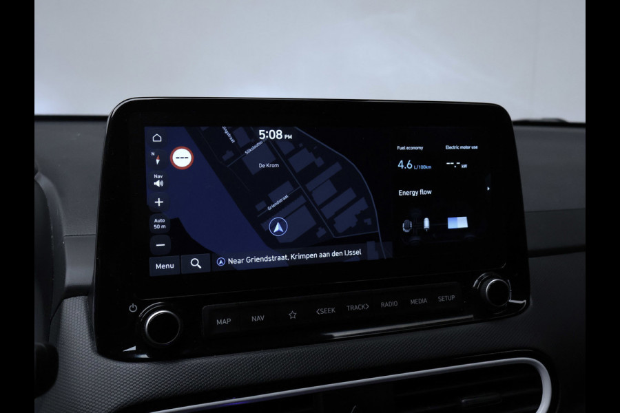 Hyundai Kona 1.6 GDI HEV Fashion Sport (APPLE CARPLAY,HEAD-UP DISPLAY,NAVI,CAMERA,PDC,CRUISE,GETINT,LED,SPORTSTOELEN,LM VELGEN)