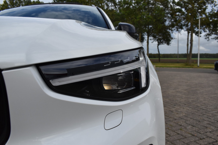 Volvo XC40 B4 Plus Dark | ACC | Trekhaak | Schuif/kanteldak | Stoel + Stuur verwarmd | BLIS | Nubuck | El. Stoelen |
