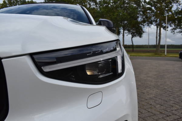 Volvo XC40 B4 Plus Dark | ACC | Trekhaak | Schuif/kanteldak | Stoel + Stuur verwarmd | BLIS | Nubuck | El. Stoelen |
