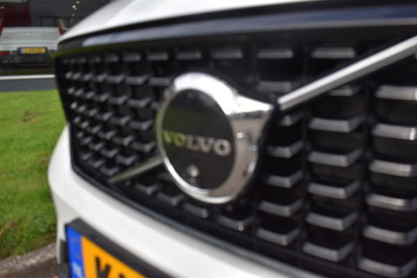 Volvo XC40 B4 Plus Dark | ACC | Trekhaak | Schuif/kanteldak | Stoel + Stuur verwarmd | BLIS | Nubuck | El. Stoelen |