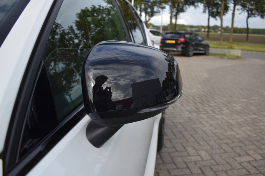 Volvo XC40 B4 Plus Dark | ACC | Trekhaak | Schuif/kanteldak | Stoel + Stuur verwarmd | BLIS | Nubuck | El. Stoelen |