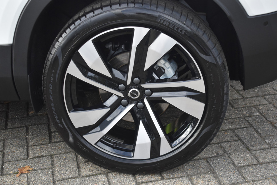 Volvo XC40 B4 Plus Dark | ACC | Trekhaak | Schuif/kanteldak | Stoel + Stuur verwarmd | BLIS | Nubuck | El. Stoelen |