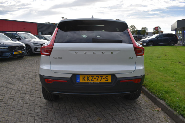 Volvo XC40 B4 Plus Dark | ACC | Trekhaak | Schuif/kanteldak | Stoel + Stuur verwarmd | BLIS | Nubuck | El. Stoelen |