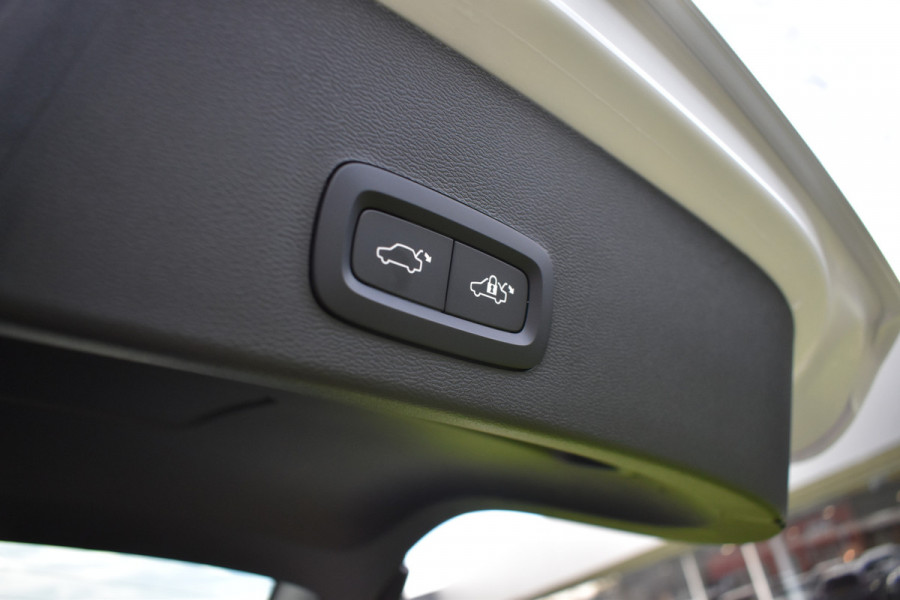 Volvo XC40 B4 Plus Dark | ACC | Trekhaak | Schuif/kanteldak | Stoel + Stuur verwarmd | BLIS | Nubuck | El. Stoelen |