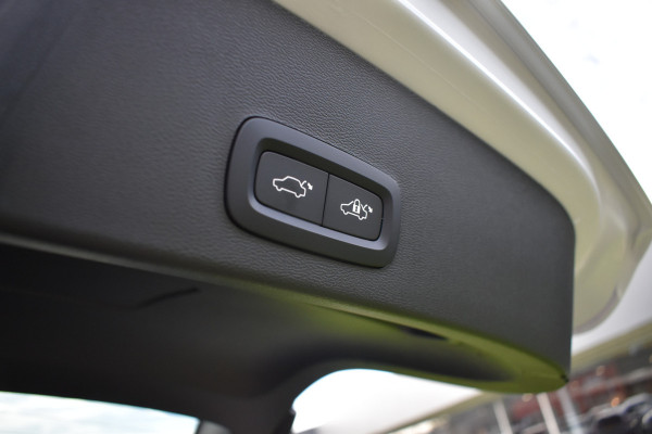 Volvo XC40 B4 Plus Dark | ACC | Trekhaak | Schuif/kanteldak | Stoel + Stuur verwarmd | BLIS | Nubuck | El. Stoelen |