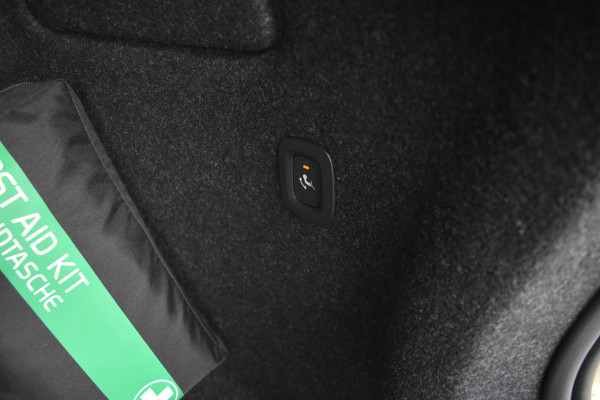 Volvo XC40 B4 Plus Dark | ACC | Trekhaak | Schuif/kanteldak | Stoel + Stuur verwarmd | BLIS | Nubuck | El. Stoelen |