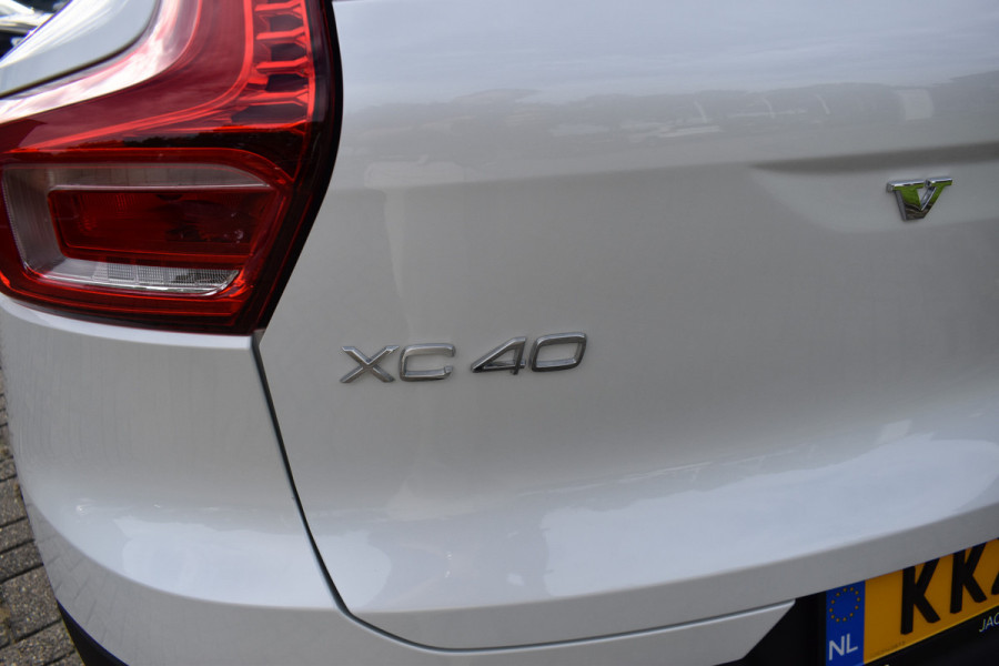 Volvo XC40 B4 Plus Dark | ACC | Trekhaak | Schuif/kanteldak | Stoel + Stuur verwarmd | BLIS | Nubuck | El. Stoelen |