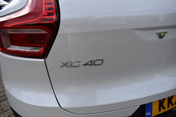 Volvo XC40 B4 Plus Dark | ACC | Trekhaak | Schuif/kanteldak | Stoel + Stuur verwarmd | BLIS | Nubuck | El. Stoelen |