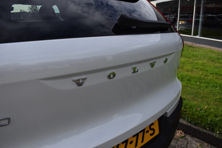 Volvo XC40 B4 Plus Dark | ACC | Trekhaak | Schuif/kanteldak | Stoel + Stuur verwarmd | BLIS | Nubuck | El. Stoelen |