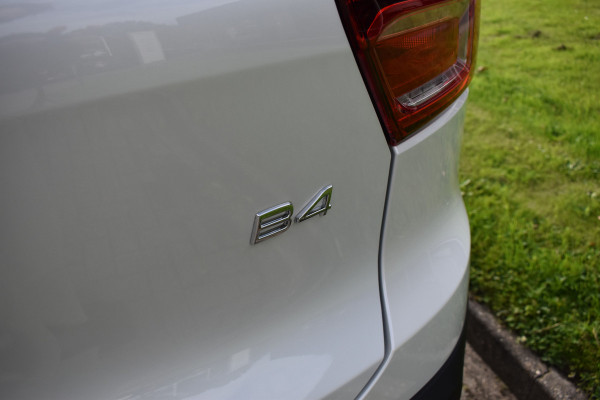 Volvo XC40 B4 Plus Dark | ACC | Trekhaak | Schuif/kanteldak | Stoel + Stuur verwarmd | BLIS | Nubuck | El. Stoelen |