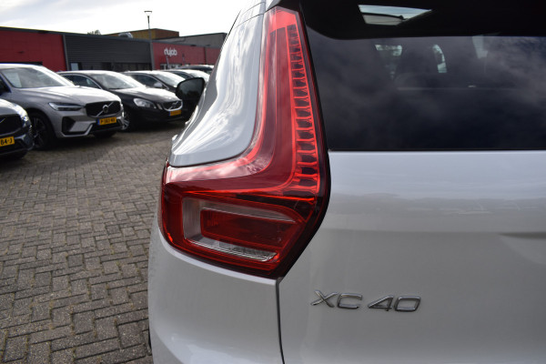 Volvo XC40 B4 Plus Dark | ACC | Trekhaak | Schuif/kanteldak | Stoel + Stuur verwarmd | BLIS | Nubuck | El. Stoelen |