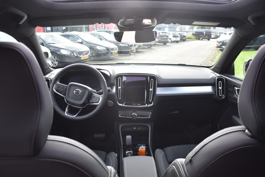 Volvo XC40 B4 Plus Dark | ACC | Trekhaak | Schuif/kanteldak | Stoel + Stuur verwarmd | BLIS | Nubuck | El. Stoelen |