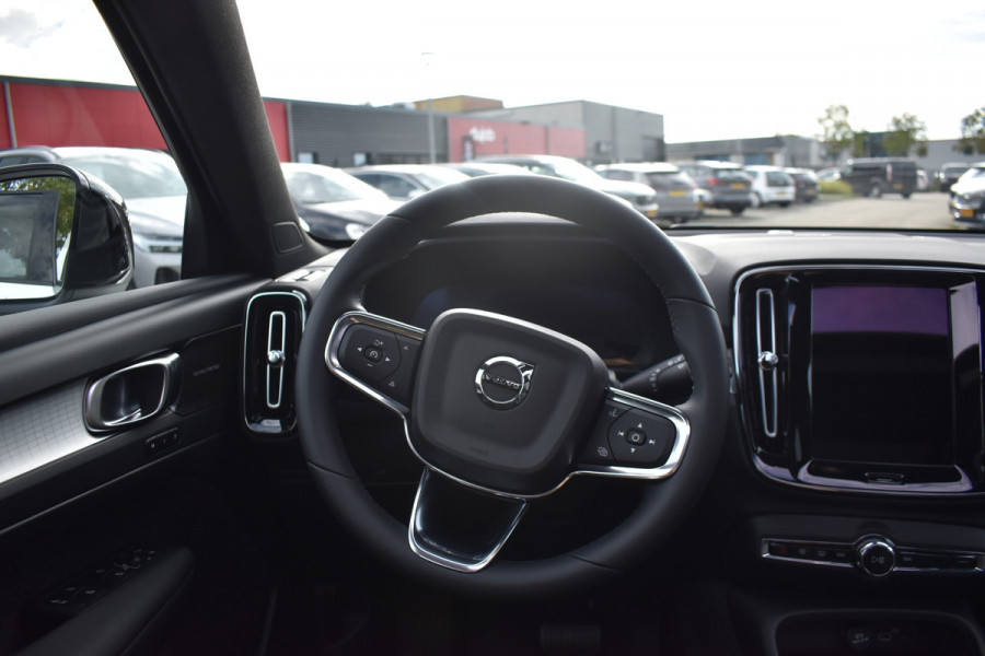 Volvo XC40 B4 Plus Dark | ACC | Trekhaak | Schuif/kanteldak | Stoel + Stuur verwarmd | BLIS | Nubuck | El. Stoelen |