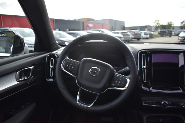Volvo XC40 B4 Plus Dark | ACC | Trekhaak | Schuif/kanteldak | Stoel + Stuur verwarmd | BLIS | Nubuck | El. Stoelen |