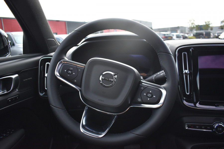 Volvo XC40 B4 Plus Dark | ACC | Trekhaak | Schuif/kanteldak | Stoel + Stuur verwarmd | BLIS | Nubuck | El. Stoelen |