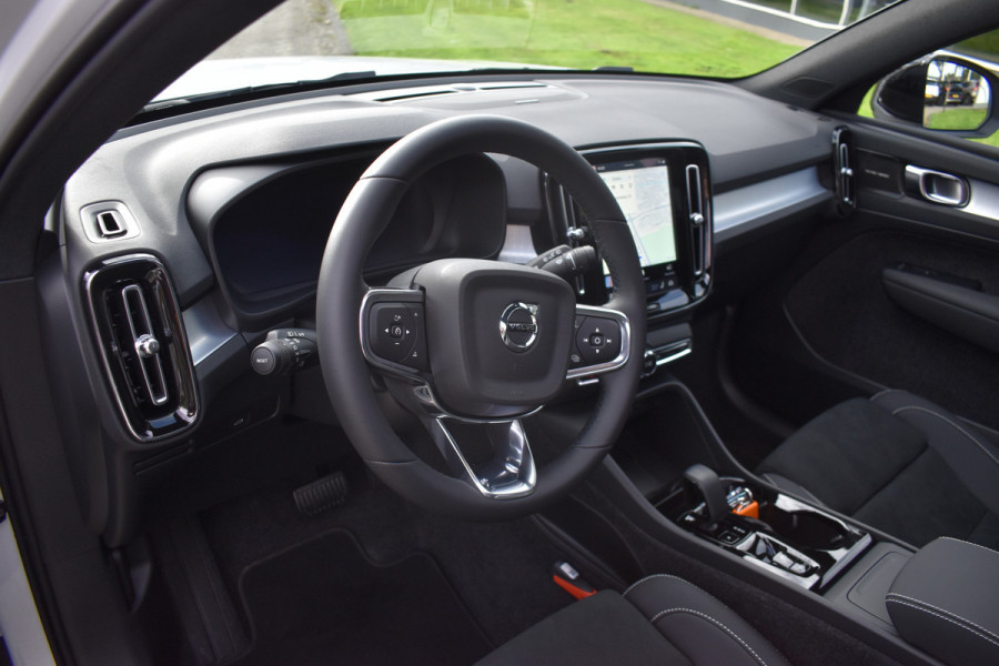 Volvo XC40 B4 Plus Dark | ACC | Trekhaak | Schuif/kanteldak | Stoel + Stuur verwarmd | BLIS | Nubuck | El. Stoelen |