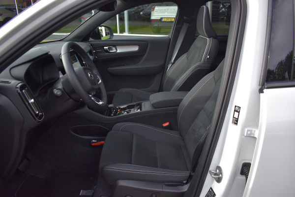 Volvo XC40 B4 Plus Dark | ACC | Trekhaak | Schuif/kanteldak | Stoel + Stuur verwarmd | BLIS | Nubuck | El. Stoelen |