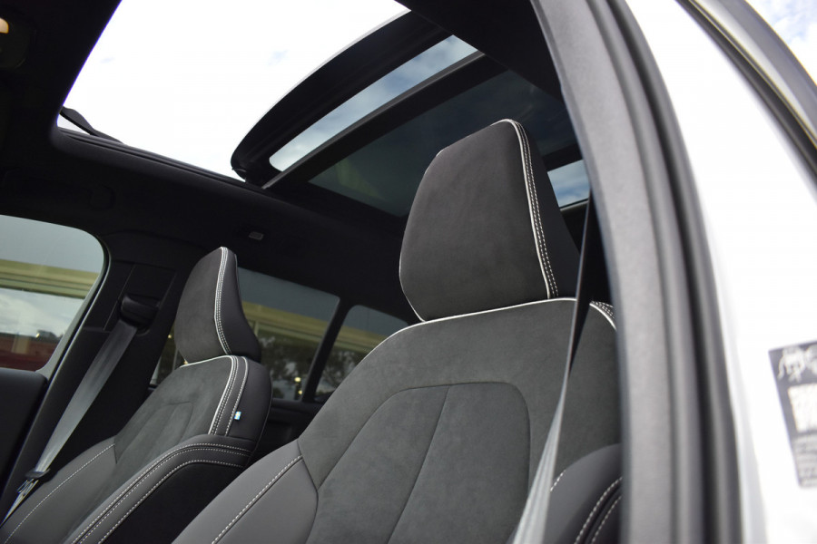 Volvo XC40 B4 Plus Dark | ACC | Trekhaak | Schuif/kanteldak | Stoel + Stuur verwarmd | BLIS | Nubuck | El. Stoelen |