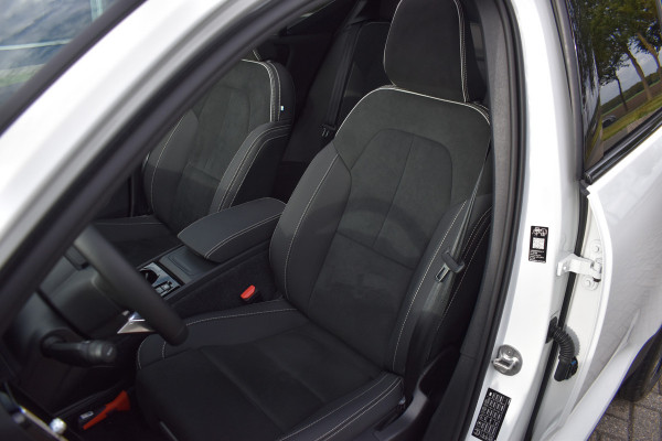Volvo XC40 B4 Plus Dark | ACC | Trekhaak | Schuif/kanteldak | Stoel + Stuur verwarmd | BLIS | Nubuck | El. Stoelen |