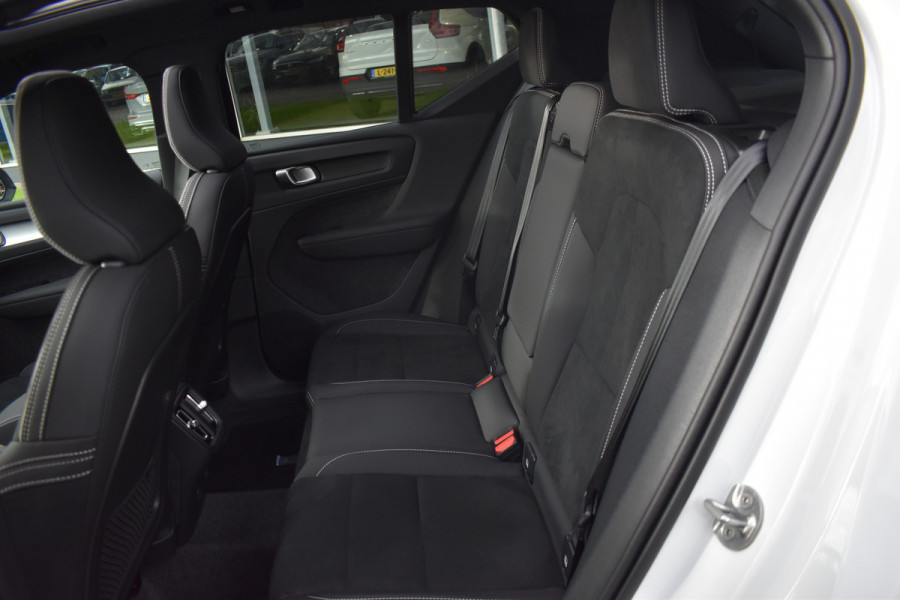 Volvo XC40 B4 Plus Dark | ACC | Trekhaak | Schuif/kanteldak | Stoel + Stuur verwarmd | BLIS | Nubuck | El. Stoelen |