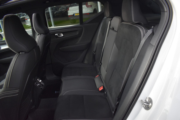 Volvo XC40 B4 Plus Dark | ACC | Trekhaak | Schuif/kanteldak | Stoel + Stuur verwarmd | BLIS | Nubuck | El. Stoelen |
