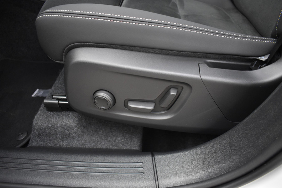 Volvo XC40 B4 Plus Dark | ACC | Trekhaak | Schuif/kanteldak | Stoel + Stuur verwarmd | BLIS | Nubuck | El. Stoelen |