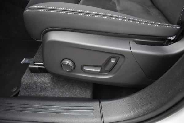 Volvo XC40 B4 Plus Dark | ACC | Trekhaak | Schuif/kanteldak | Stoel + Stuur verwarmd | BLIS | Nubuck | El. Stoelen |