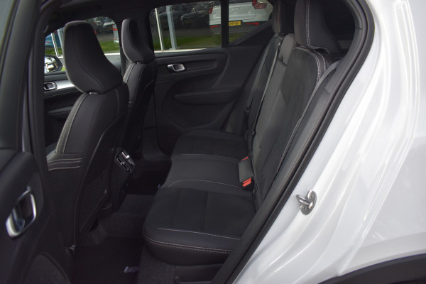 Volvo XC40 B4 Plus Dark | ACC | Trekhaak | Schuif/kanteldak | Stoel + Stuur verwarmd | BLIS | Nubuck | El. Stoelen |