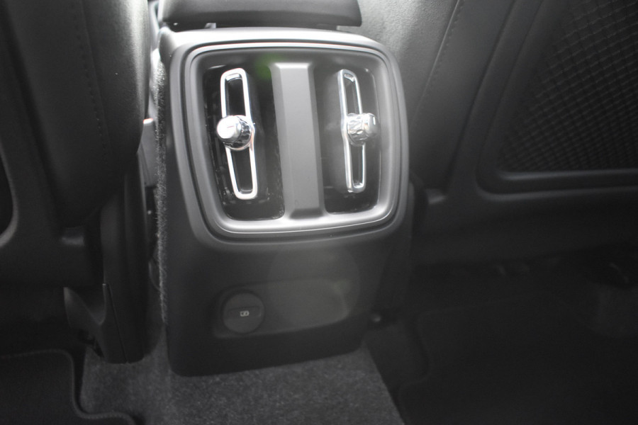 Volvo XC40 B4 Plus Dark | ACC | Trekhaak | Schuif/kanteldak | Stoel + Stuur verwarmd | BLIS | Nubuck | El. Stoelen |