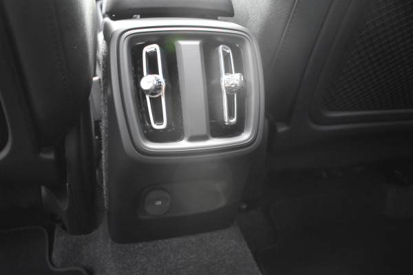 Volvo XC40 B4 Plus Dark | ACC | Trekhaak | Schuif/kanteldak | Stoel + Stuur verwarmd | BLIS | Nubuck | El. Stoelen |