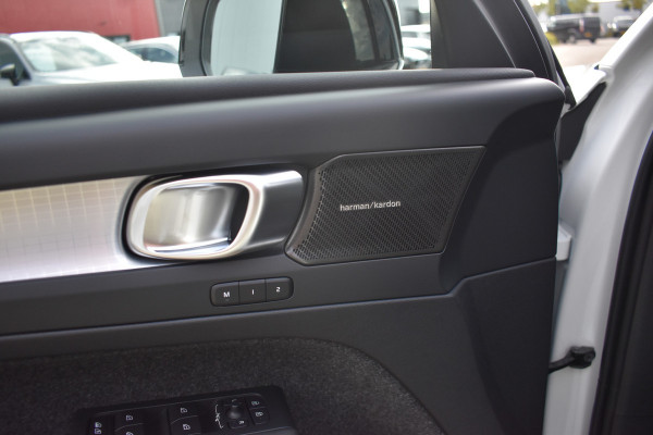 Volvo XC40 B4 Plus Dark | ACC | Trekhaak | Schuif/kanteldak | Stoel + Stuur verwarmd | BLIS | Nubuck | El. Stoelen |