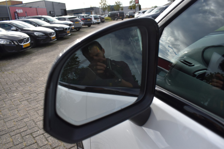 Volvo XC40 B4 Plus Dark | ACC | Trekhaak | Schuif/kanteldak | Stoel + Stuur verwarmd | BLIS | Nubuck | El. Stoelen |