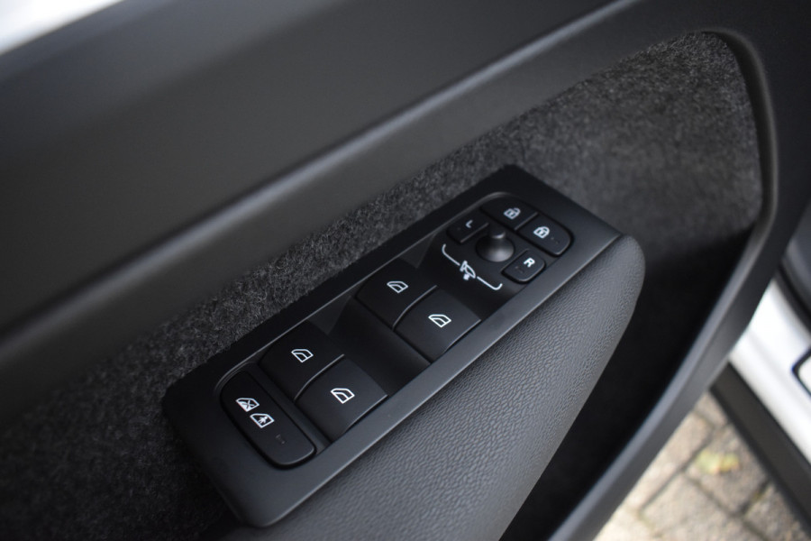 Volvo XC40 B4 Plus Dark | ACC | Trekhaak | Schuif/kanteldak | Stoel + Stuur verwarmd | BLIS | Nubuck | El. Stoelen |