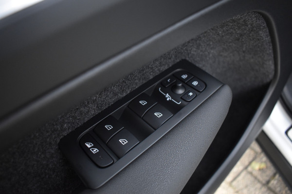 Volvo XC40 B4 Plus Dark | ACC | Trekhaak | Schuif/kanteldak | Stoel + Stuur verwarmd | BLIS | Nubuck | El. Stoelen |