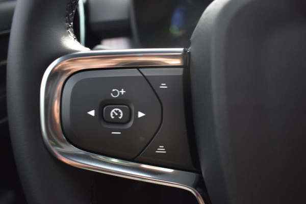 Volvo XC40 B4 Plus Dark | ACC | Trekhaak | Schuif/kanteldak | Stoel + Stuur verwarmd | BLIS | Nubuck | El. Stoelen |