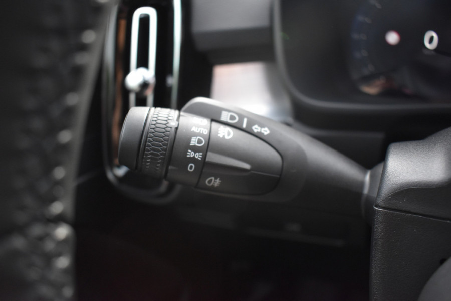 Volvo XC40 B4 Plus Dark | ACC | Trekhaak | Schuif/kanteldak | Stoel + Stuur verwarmd | BLIS | Nubuck | El. Stoelen |