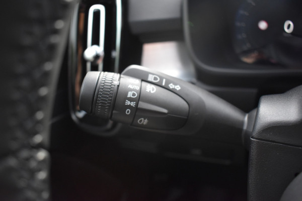 Volvo XC40 B4 Plus Dark | ACC | Trekhaak | Schuif/kanteldak | Stoel + Stuur verwarmd | BLIS | Nubuck | El. Stoelen |