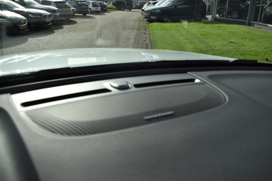 Volvo XC40 B4 Plus Dark | ACC | Trekhaak | Schuif/kanteldak | Stoel + Stuur verwarmd | BLIS | Nubuck | El. Stoelen |