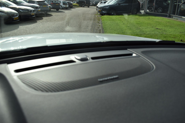 Volvo XC40 B4 Plus Dark | ACC | Trekhaak | Schuif/kanteldak | Stoel + Stuur verwarmd | BLIS | Nubuck | El. Stoelen |