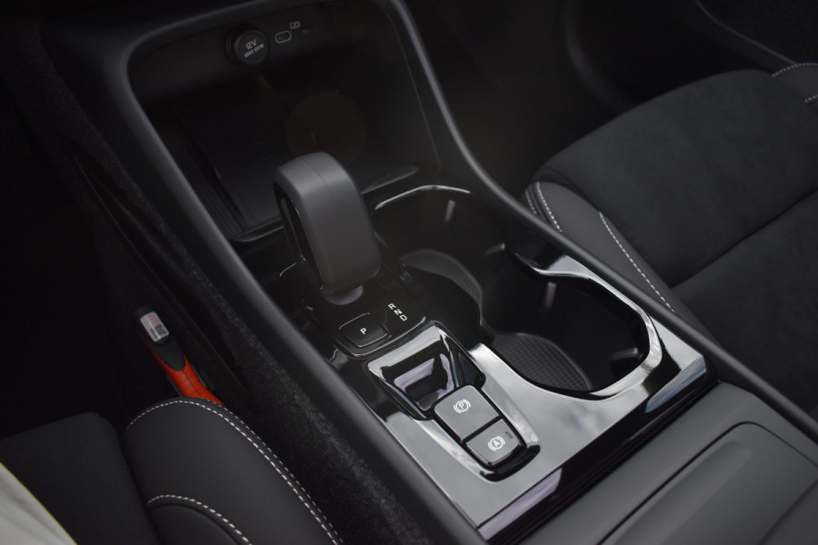 Volvo XC40 B4 Plus Dark | ACC | Trekhaak | Schuif/kanteldak | Stoel + Stuur verwarmd | BLIS | Nubuck | El. Stoelen |