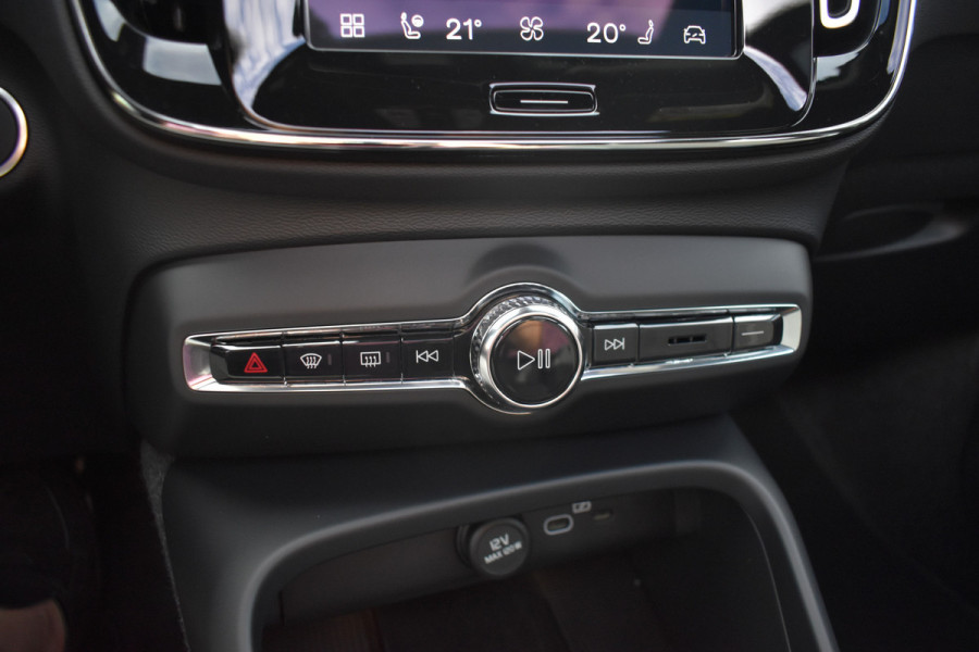 Volvo XC40 B4 Plus Dark | ACC | Trekhaak | Schuif/kanteldak | Stoel + Stuur verwarmd | BLIS | Nubuck | El. Stoelen |