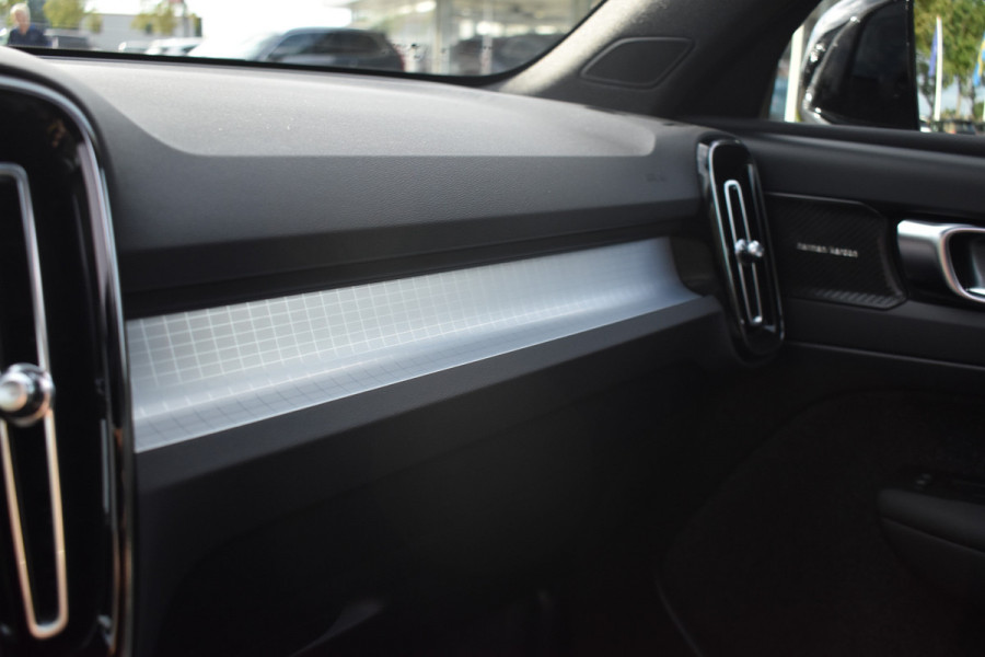 Volvo XC40 B4 Plus Dark | ACC | Trekhaak | Schuif/kanteldak | Stoel + Stuur verwarmd | BLIS | Nubuck | El. Stoelen |