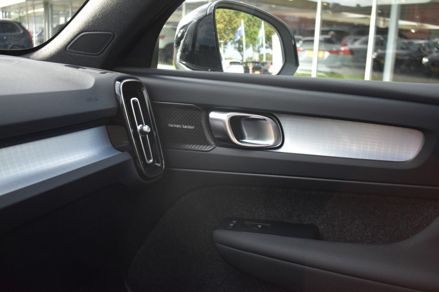 Volvo XC40 B4 Plus Dark | ACC | Trekhaak | Schuif/kanteldak | Stoel + Stuur verwarmd | BLIS | Nubuck | El. Stoelen |
