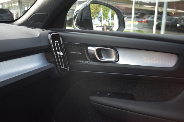 Volvo XC40 B4 Plus Dark | ACC | Trekhaak | Schuif/kanteldak | Stoel + Stuur verwarmd | BLIS | Nubuck | El. Stoelen |