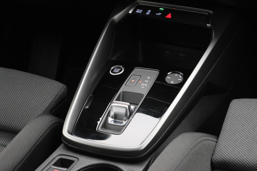 Audi A3 Sportback 40 TFSI e Business edition Virtual Cockpit, Cruise, Trekhaak, Sportstoelen, Stoelverwarming, 17''