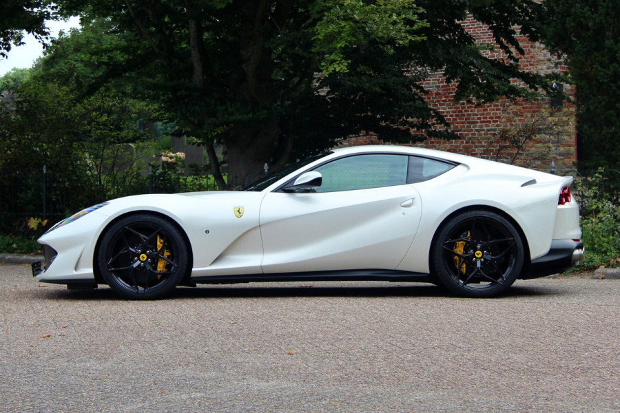 Ferrari 812 6.5 V12 Superfast HELE | Bianco Italia | Lift | Passenger Display | Carbon LED
