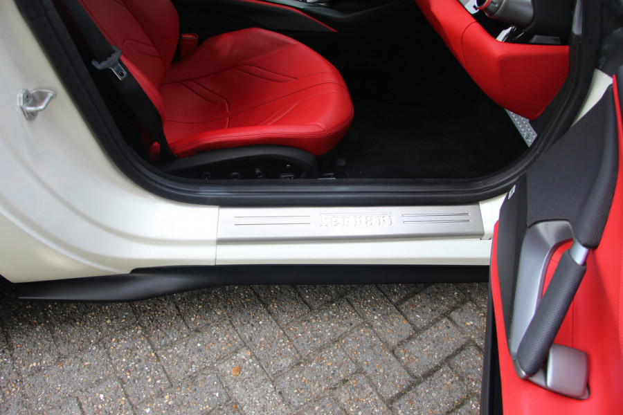 Ferrari 812 6.5 V12 Superfast HELE | Bianco Italia | Lift | Passenger Display | Carbon LED
