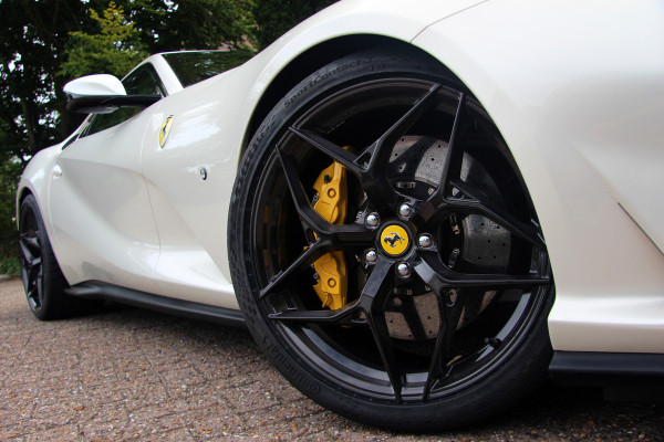 Ferrari 812 6.5 V12 Superfast HELE | Bianco Italia | Lift | Passenger Display | Carbon LED