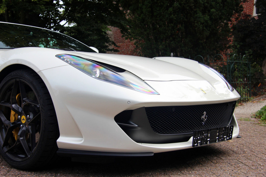 Ferrari 812 6.5 V12 Superfast HELE | Bianco Italia | Lift | Passenger Display | Carbon LED