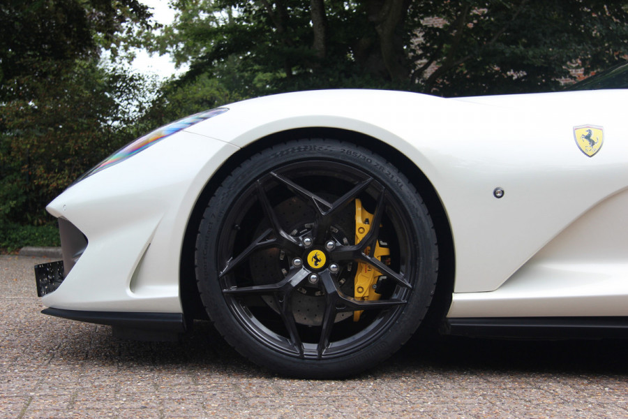 Ferrari 812 6.5 V12 Superfast HELE | Bianco Italia | Lift | Passenger Display | Carbon LED